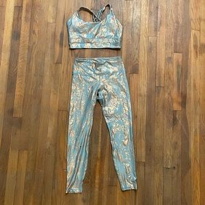 Legging & sports bra set. Snake print teal with shiny copper. Size M for both